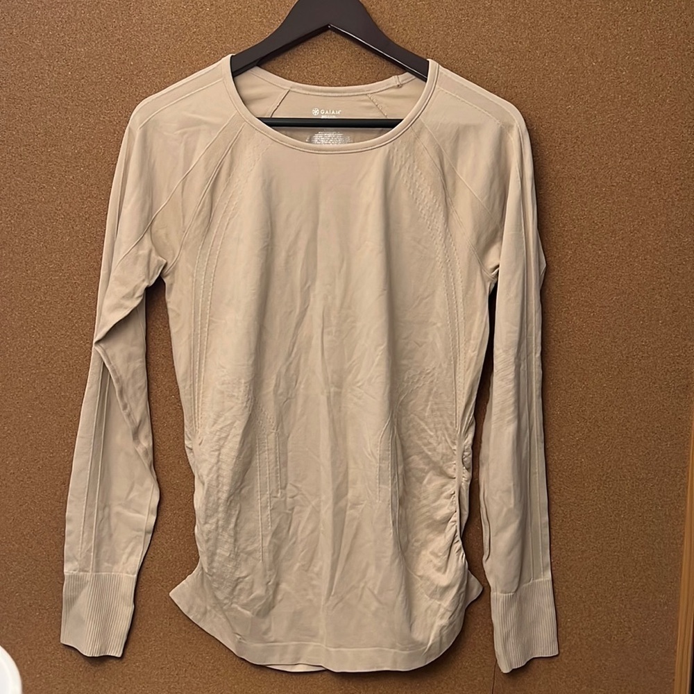 Gaiam Yoga Seamless top with side rushing and finger hold